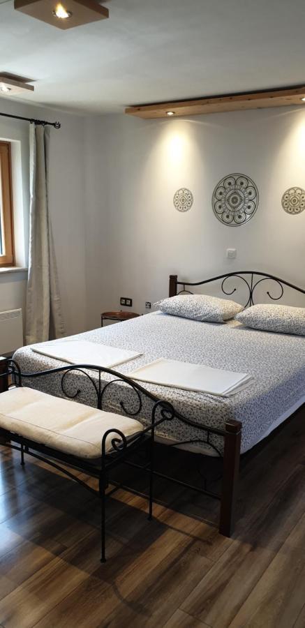 Appartement Adri, Parking In The Yard