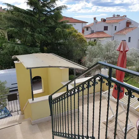 Apartments Adri, Parking In The Yard Rovinj Exterior photo