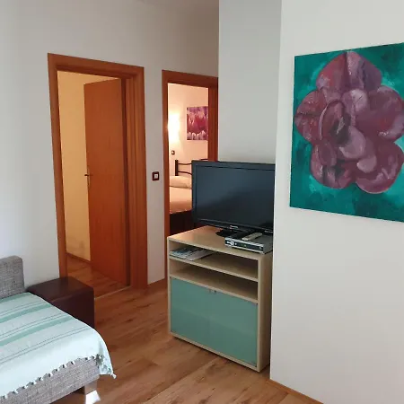 Apartments Adri, Parking In The Yard Rovinj Exterior photo