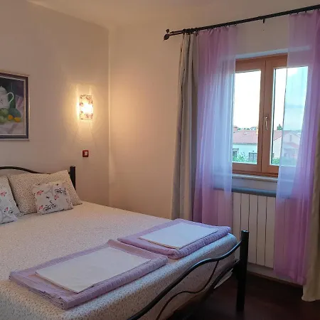Apartments Adri, Parking In The Yard Rovinj Exterior photo