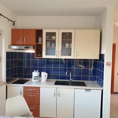 Apartments Adri, Parking In The Yard Rovinj Exterior photo