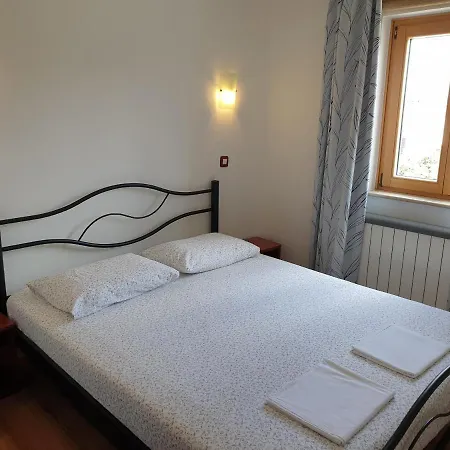 Apartments Adri, Parking In The Yard Rovinj Exterior photo