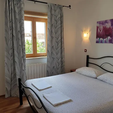 Apartments Adri, Parking In The Yard Rovinj Exterior photo