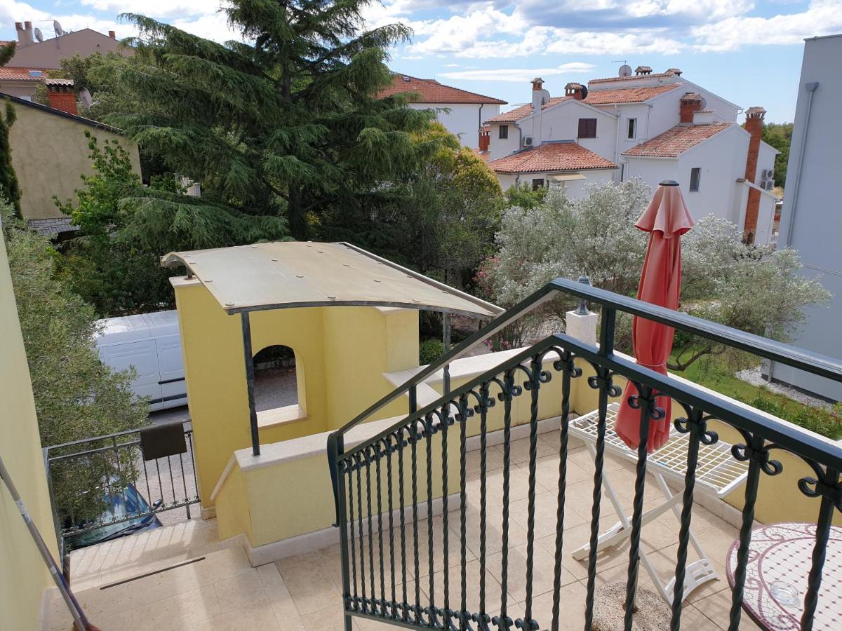Apartmán Adri, Parking In The Yard